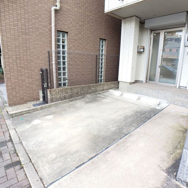 ヴァリアシオンの駐車場