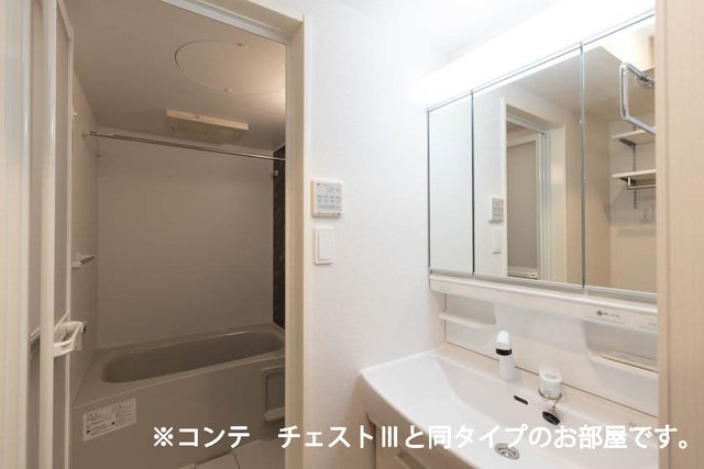 コスモステラス　イーストの洗面所|明るい洗面所です