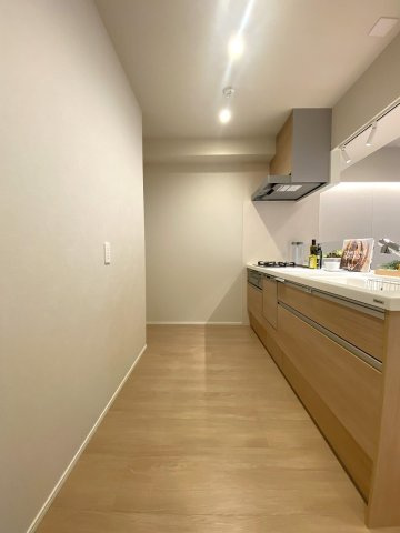 パークシティ光が丘６号棟のキッチン|キッチン幅
ゆとりある幅を確保したキッチンスペース。お料理中の移動もスムーズで、家族と一緒に作業もしやすいレイアウトです。