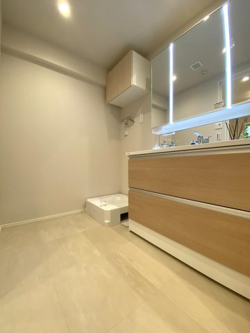 パークシティ光が丘６号棟の脱衣所|脱衣所
リネン類の収納に便利な棚やニッチもあり、洗剤や小物をすっきり整理整頓できる機能的な空間です。