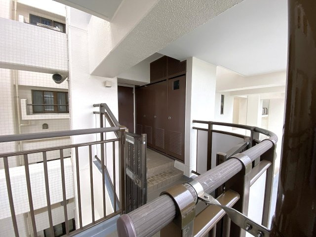 パークシティ光が丘６号棟の玄関|アルコーブ
プライバシーを守るアルコーブ仕様。戸建て感覚の独立性を高め、防犯面や防音面でも安心感のある玄関前アプローチです。