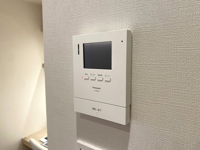 パークシティ光が丘６号棟のセキュリティ|TVモニター付きインターフォン
来訪者の姿を室内から一目で確認できるTVモニター付きインターホン。小さなお子様のお留守番時や防犯面でも頼もしい設備です。