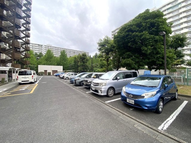 パークシティ光が丘６号棟の駐車場|敷地内駐車場
お車をお持ちの方にも安心の敷地内駐車場完備（空き状況要確認）。雨の日の買い物や遠出のお出かけも大変スムーズです。