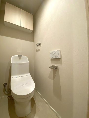 パークシティ光が丘６号棟のトイレ|トイレ新規交換
衛生的な温水洗浄便座付きトイレへ新規交換済み。毎日の快適な暮らしをサポートする清潔感ある空間に仕上がっています。