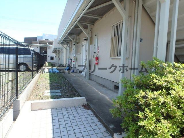 小金井市中町２丁目のアパートのエントランス