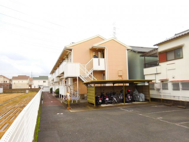 メイプルコートの駐車場