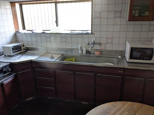 渋川市赤城町宮田の中古一戸建のキッチン|使いやすい広めのシンク。L字型で調理スペースも十分確保できます。