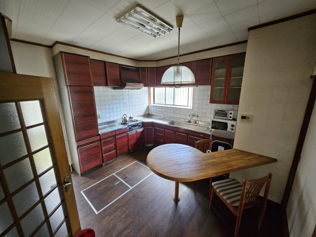 渋川市赤城町宮田の中古一戸建のキッチン|調理台下も含め、大容量の食器棚。