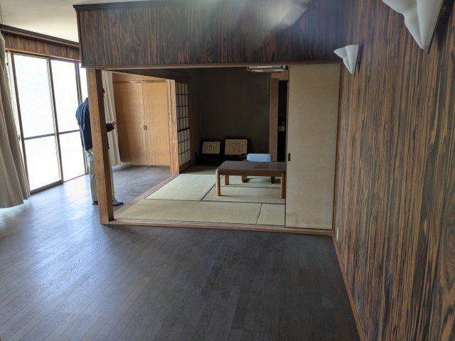 渋川市赤城町宮田の中古一戸建の内装|板の間の洋室と続き間の和室が隣接しています。大空間を自由に区切って使えます。