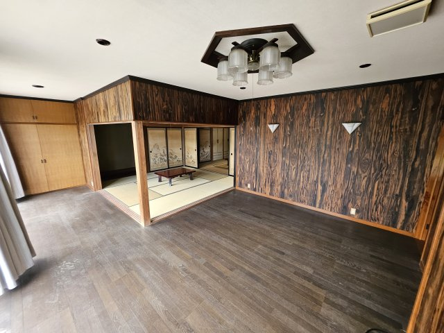 渋川市赤城町宮田の中古一戸建の洋室|使い方はあなた次第の洋間＋和室。