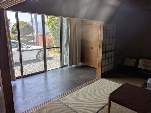 渋川市赤城町宮田の中古一戸建の洋室|広縁も兼ねた板の間越しのお庭が良く見えます。