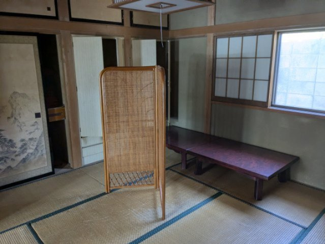 渋川市赤城町宮田の中古一戸建の和室|日焼けを気にする調度品などはこちらに。