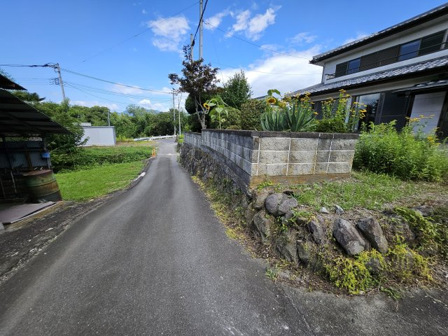 渋川市赤城町宮田の中古一戸建の前面道路含む現地写真
