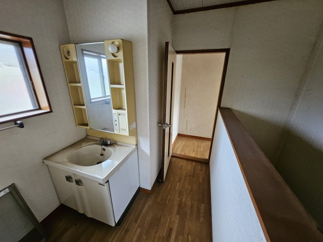 渋川市赤城町宮田の中古一戸建の独立洗面台|2階の独立洗面台。同居人数が多いご家族にはあると嬉しい設備です。