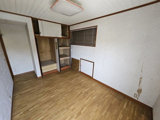 渋川市赤城町宮田の中古一戸建の洋室|2階洋室の様子。収納スペースがたっぷりです。