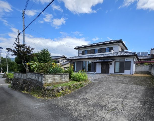 渋川市赤城町宮田の中古一戸建の前面道路含む現地写真