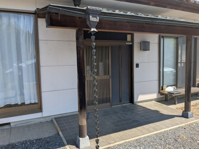 渋川市赤城町宮田の中古一戸建の玄関|お客様をお迎えする、趣きある引き戸の玄関はこちらです。