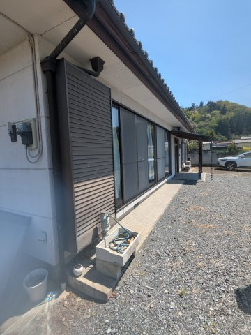 渋川市赤城町宮田の中古一戸建の庭|家屋の汚れや傷みを防ぐ犬走り。