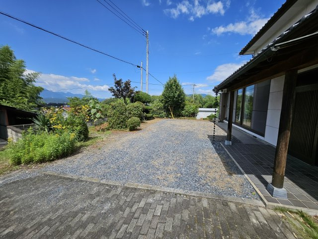 渋川市赤城町宮田の中古一戸建の庭|1階の洋室に明るい日差しが差し込みます。