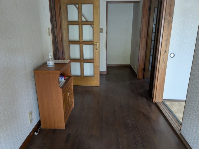 渋川市赤城町宮田の中古一戸建のその他|玄関ホールから二階の階段へ。
