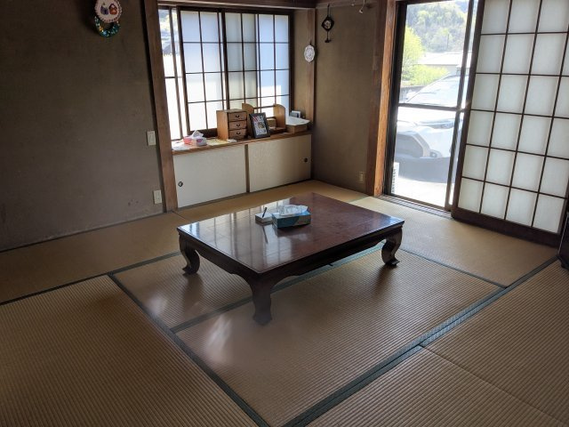 渋川市赤城町宮田の中古一戸建の和室|くつろぎの和室は二面採光で明るく、風通りも良好。