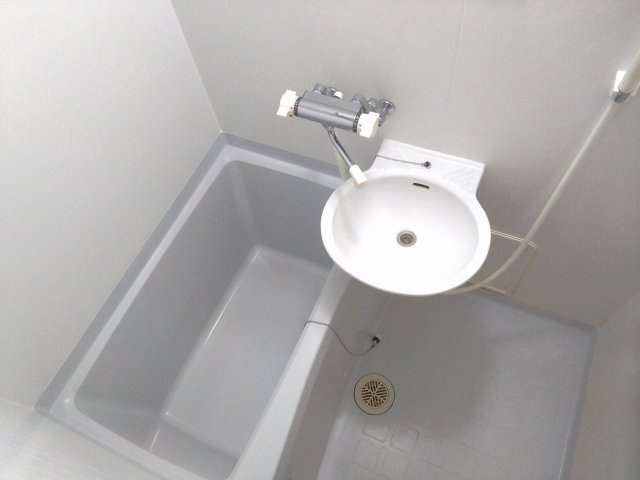 レオパレスポセイドンの浴室|雨の日に便利な浴室乾燥機能付き♪