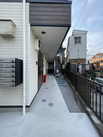 川崎市多摩区菅４丁目のアパートのエントランス