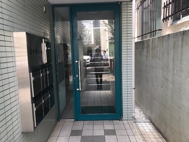 なか祥久ビルのエントランス