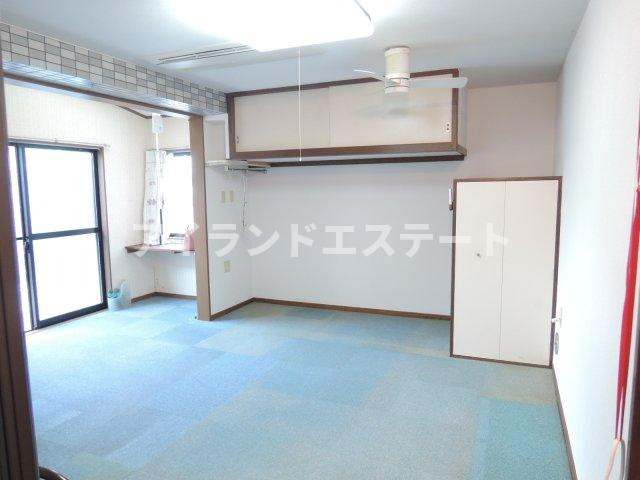 メゾン本庄　3口コンロ　角部屋　陽当たり良好の居間・リビング