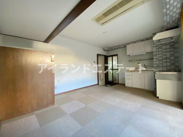 メゾン本庄　3口コンロ　角部屋　陽当たり良好の居間・リビング