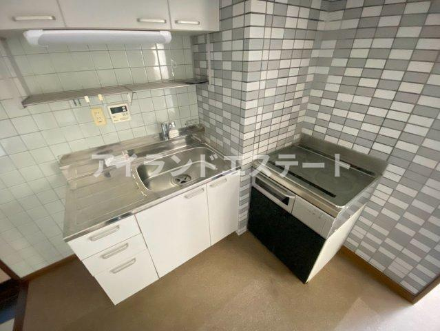 メゾン本庄　3口コンロ　角部屋　陽当たり良好のキッチン