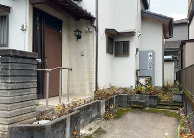 【外観】 | 三ケ木売地 | 家を建てる場合、方位は要チェックです。現実的に日当たりのよい家ならばリビングは南側、建築基準法でも北側に当たる家への配慮は求められています。土地を見学に行く際は、方位磁針を持って行くようにしましょう。