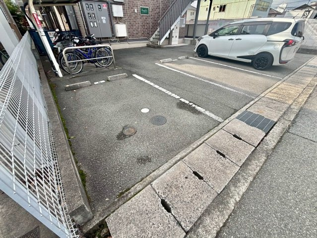 ダンディライオンの駐車場