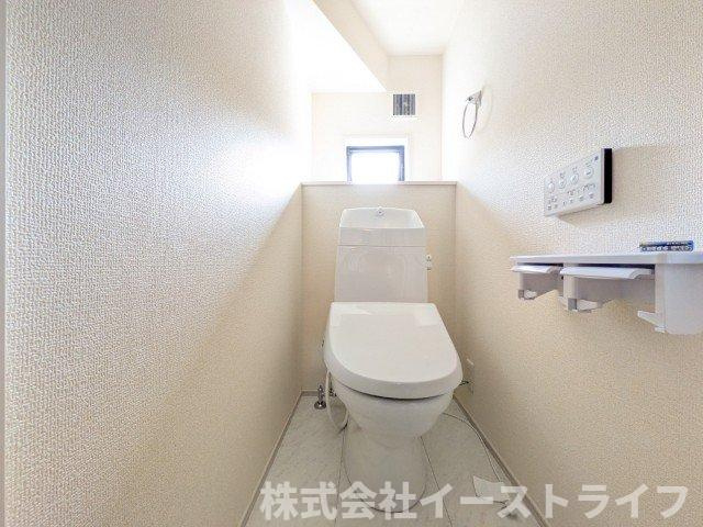 【新築戸建】　いわき市勿来町窪田町通1丁目第1　長期優良住宅のトイレ|同社施工写真　白を基調とした、シンプルながらも落ち着くデザインです。洗浄機付き温水便座で機能性もばっちりです！1階と2階に完備されているので、朝の忙しい時間帯に困ることはありません。