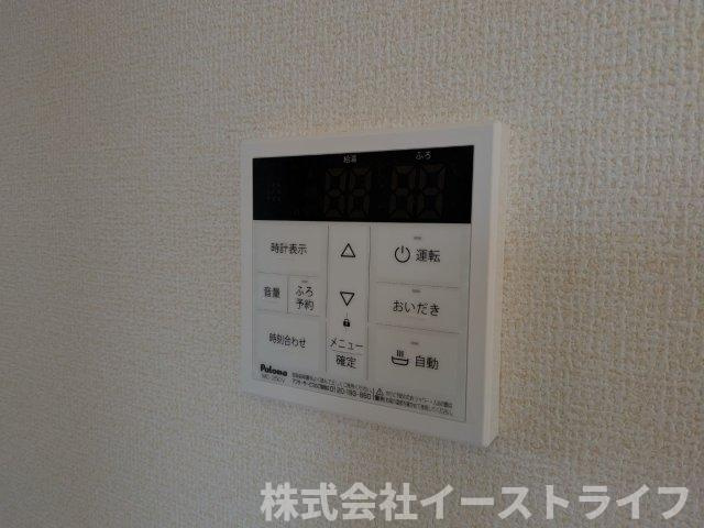 【新築戸建】　いわき市勿来町窪田町通1丁目第1　長期優良住宅の発電・温水設備|1号棟写真　リビング内給湯器リモコンです。