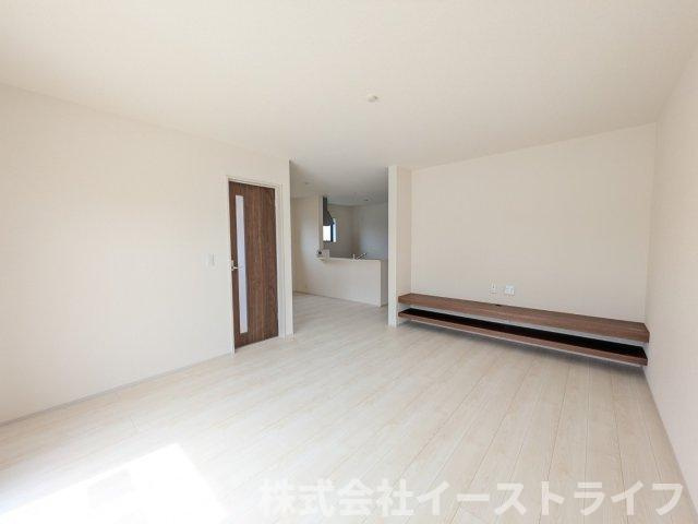【新築戸建】　いわき市勿来町窪田町通1丁目第1　長期優良住宅の居間・リビング|同社施工写真　一日の中で多くの時間を過すことになるリビングだからこそ、いつも穏やかな空間であることが必然。爽やかな通風と採光を存分に感じる事が出来る空間です。