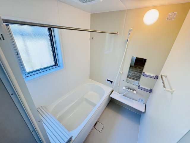 我孫子市湖北台２丁目新築戸建【湖北台東小学校：3分】の浴室|手元で水流切り替えシャワーヘッド・足を伸ばせる広々浴槽で毎日リラックス♪