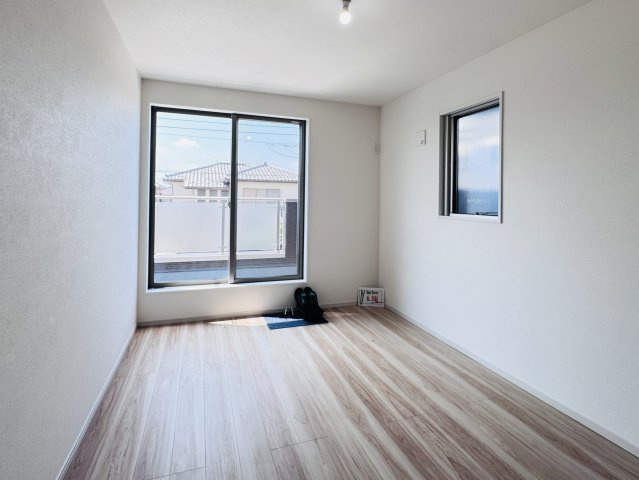 我孫子市湖北台２丁目新築戸建【湖北台東小学校：3分】の子供部屋|5.5帖洋室・南側バルコニー前の明るいお部屋です♪