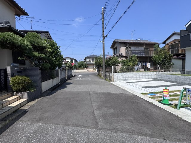 我孫子市湖北台２丁目新築戸建【湖北台東小学校：3分】の前面道路含む現地写真|南側前面道路・幅員約6ｍ