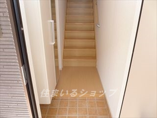 リバーサイド真倉　Ｂの玄関|ミラー付き大型シューズボックス