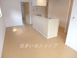 リバーサイド真倉　Ｂの居間・リビング|アイランド風のカウンターキッチン