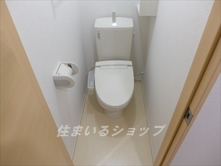 リバーサイド真倉　Ｂのトイレ|シャワートイレ・収納棚あり