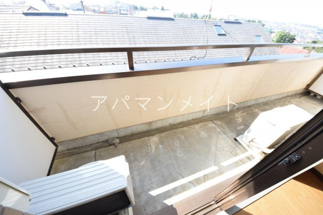 【バルコニー】 | 丘の上ハウス | 外からの目が気にならないバルコニーで洗濯物が干せます