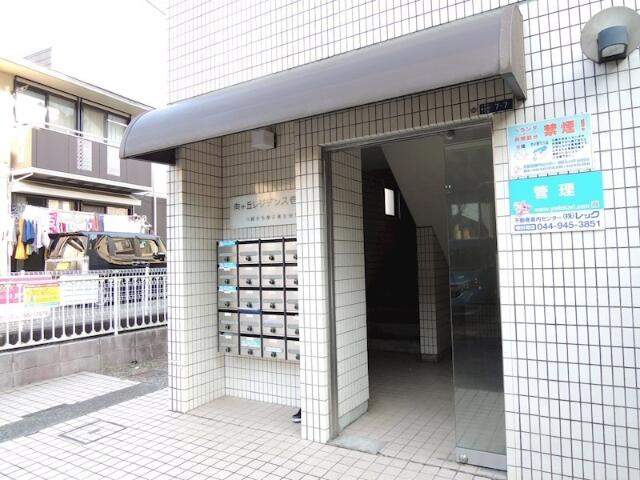 川崎市多摩区東生田１丁目の賃貸マンションのエントランス