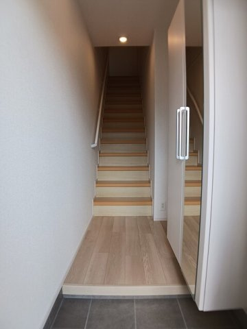 ロワイヤル　フジガーデンＥの玄関