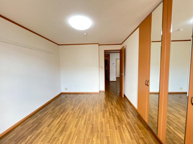 クールメゾン佐藤の内装|洋室