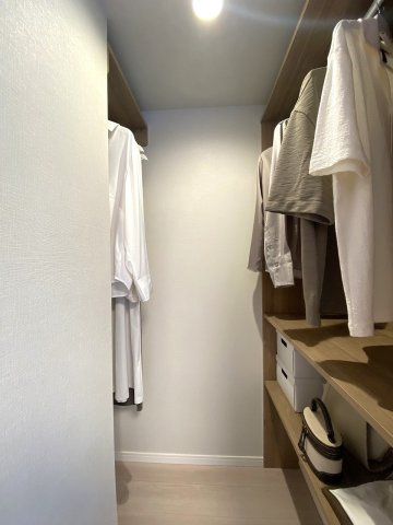グローリオタワー巣鴨の収納|WIC
衣類や生活用品をまとめてすっきりしまえる大容量の収納スペースです。お部屋全体の生活感を抑え、広々とした空間を保てます。