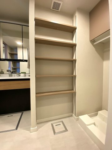 グローリオタワー巣鴨の収納|収納　脱衣所
脱衣所に備え付けられた便利な収納スペースです。タオルや洗剤などのストック類をすっきりと整理整頓することができます。