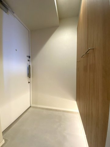 グローリオタワー巣鴨の玄関|玄関
住まいの顔としてお客様を優しく迎える、広々とした清潔感あふれる玄関です。シューズボックスも備わりスッキリ整理できます。