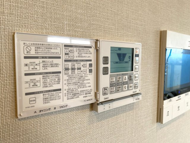 グローリオタワー巣鴨の冷暖房・空調設備|床暖房
足元からお部屋全体を心地よく温める床暖房付き。温風が出ないため空気が乾燥しにくく、冬場も快適に過ごせる魅力の設備です。